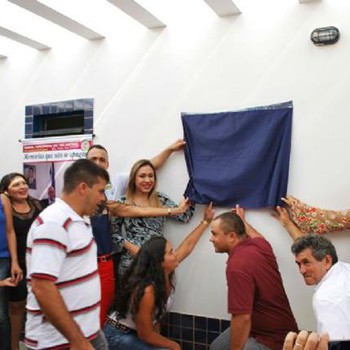 Prefeita Itelma Belarmino (dir) e autoridades descerram a placa de inauguração da creche