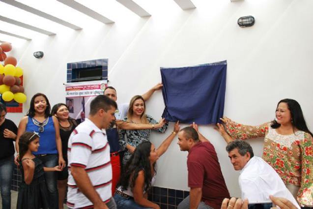 Prefeita Itelma Belarmino (dir) e autoridades descerram a placa de inauguração da creche