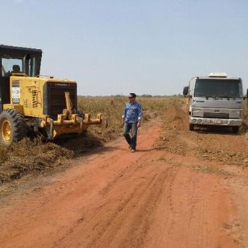 Prefeito Jairo Mariano acompanha o trabalho das obras