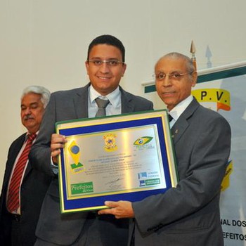 Prefeito recebe prêmio por destaque em gestão
