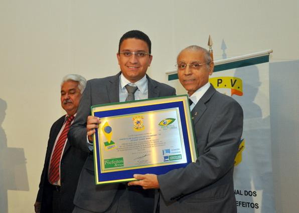 Prefeito recebe prêmio por destaque em gestão