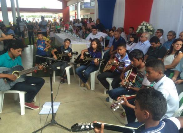 Crianças durante apresentação musical na solenidade de entrega da nova creche