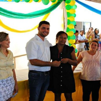 Prefeito Gean do Abdon entrega chaves da casa própria a uma das contempladas