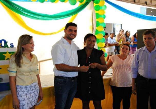 Prefeito Gean do Abdon entrega chaves da casa própria a uma das contempladas