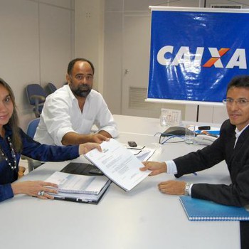 Prefeita Magda Borba assina juntamente com o Secretário de Desenvolvimento Urbano, Rainel Barbosa, e do gerente regional da CEF, Jairon Bandeira.