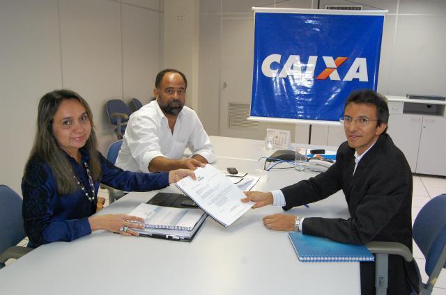 Prefeita Magda Borba assina juntamente com o Secretário de Desenvolvimento Urbano, Rainel Barbosa, e do gerente regional da CEF, Jairon Bandeira.