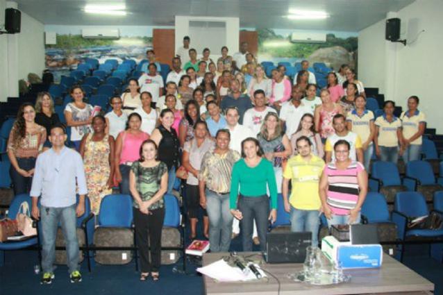 Prefeita Neila Pereira (verde) participa da capacitação