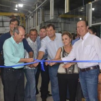 Na inauguração estavam presentes o presidente do Grupo Temper Vidros, Nilton Leão, o prefeito Ronaldo Dimas, o deputado federal César Halum