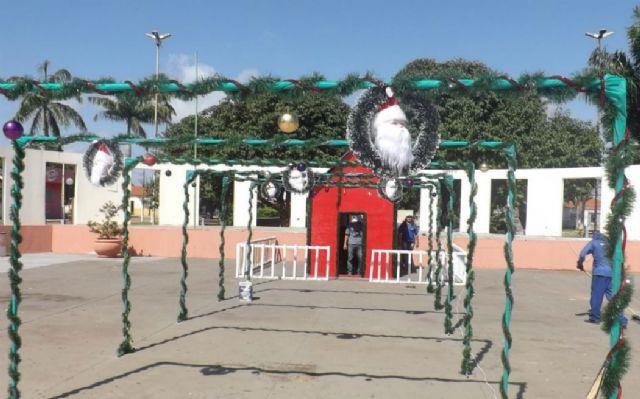 O evento marca a inauguração da decoração natalina na cidade