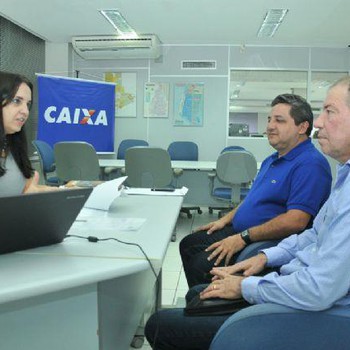 Presidente da ATM, João Emídio de Miranda (azul claro) e prefeito de Sítio Novo, Jair Farias (azul escuro) durante reunião na Caixa para tratar do RAP