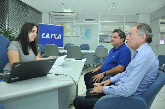 Presidente da ATM, João Emídio de Miranda (azul claro) e prefeito de Sítio Novo, Jair Farias (azul escuro) durante reunião na Caixa para tratar do RAP