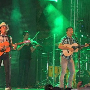 Show da dupla Di Paulo e Paulino foi a principal atração da festa