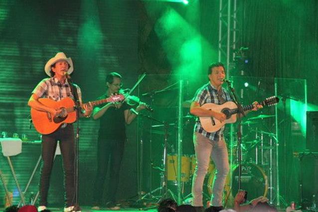 Show da dupla Di Paulo e Paulino foi a principal atração da festa
