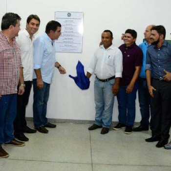 Autoridades descerram a placa de inauguração do centro