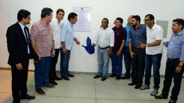 Autoridades descerram a placa de inauguração do centro