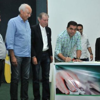 Prefeito de Palmas, Carlos Amastha, assina termo de adesão à ATM ao lado do presidente João Emídio de Miranda e diretoria