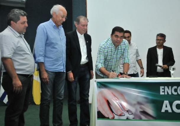 Prefeito de Palmas, Carlos Amastha, assina termo de adesão à ATM ao lado do presidente João Emídio de Miranda e diretoria
