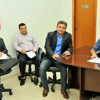 Presidente da ATM, João Emídio de Miranda (dir), presidente da UVET, Elson Ribeiro (Terno/Azul) e assessores discutem o reajuste