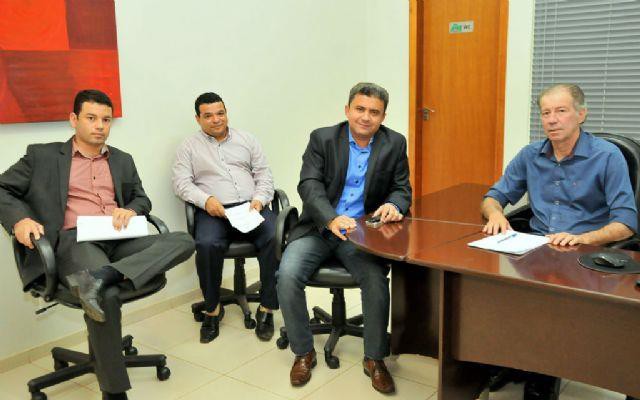 Presidente da ATM, João Emídio de Miranda (dir), presidente da UVET, Elson Ribeiro (Terno/Azul) e assessores discutem o reajuste