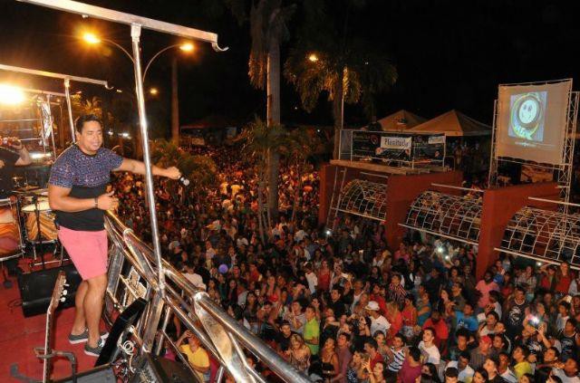 O cantor baiano Xandy e a banda tocantinense Edipherente animaram a segunda noite 