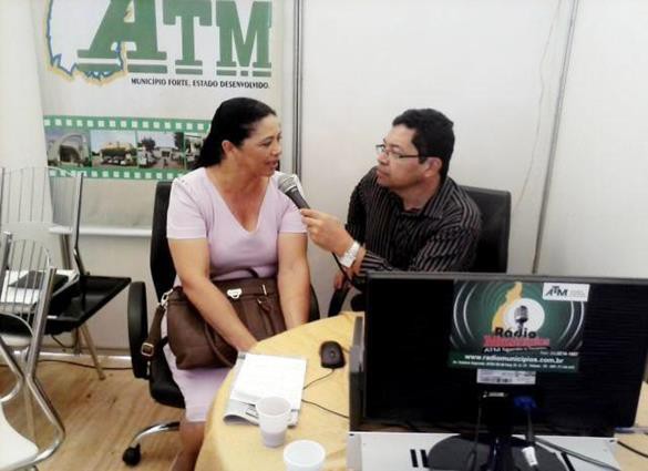 Prefeita Edvam Pereira de Porto Alegre do Tocantins durante entrevista à Rádio Municípios