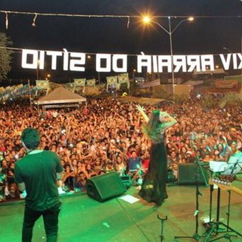 Somente no sábdo, cerca de 30 mil pessoas lotam a Praça da Prefeitura durante o show das Coleguinhas Simone e Simaria