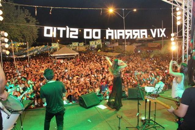 Somente no sábdo, cerca de 30 mil pessoas lotam a Praça da Prefeitura durante o show das Coleguinhas Simone e Simaria