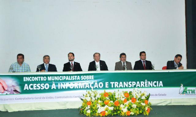 Presidente da ATM, João Emídio de Miranda (centro) ao lado das autoridades que compuseram a mesa do Encontro