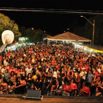 Multidão lota a Praça Manoel Gomes durante as festividades