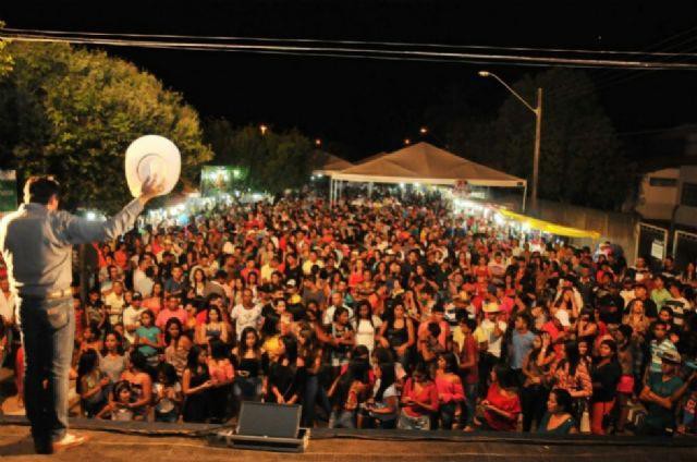 Multidão lota a Praça Manoel Gomes durante as festividades
