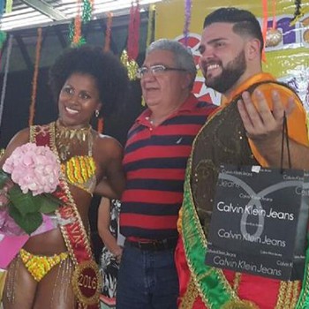 Rainha (esq) e Rei Momo (dir) do Carnaval de Gurupi posam para foto com o prefeito Laurez Moreira (centro)
