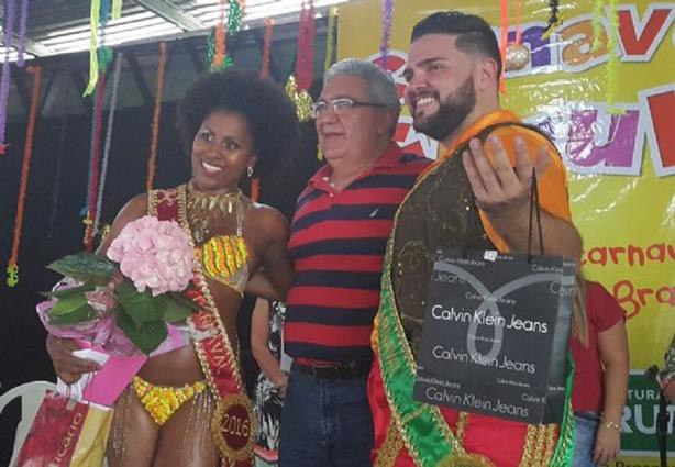Rainha (esq) e Rei Momo (dir) do Carnaval de Gurupi posam para foto com o prefeito Laurez Moreira (centro)