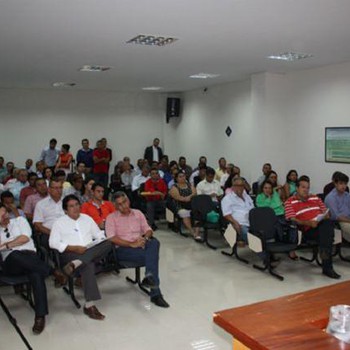 Prefeitos, secretários e representantes ouvem as explicações do MPF, CGU e construtoras (Foto: Divulgação MPF)