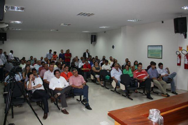 Prefeitos, secretários e representantes ouvem as explicações do MPF, CGU e construtoras (Foto: Divulgação MPF)