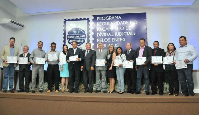 Prefeitos dos municípios certificados com o cumprimento do pagamento de dívidas judiciais em 2014, ao lado de autoridades