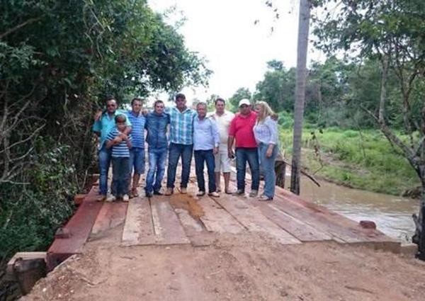 Prefeito Luziano Rocha e demais autoridades inauguram ponte sobre o córrego areia