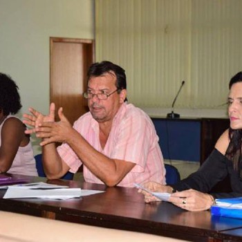 Prefeito Fabion (centro) buscou promover uma discussão democrática