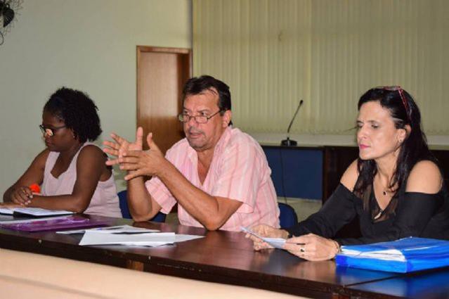 Prefeito Fabion (centro) buscou promover uma discussão democrática