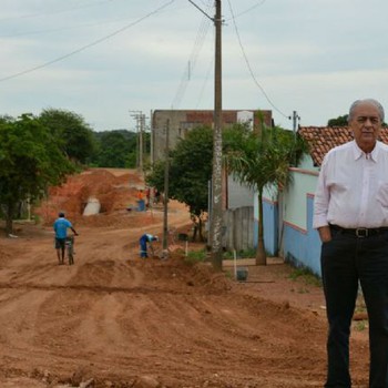 Prefeito Moisés Avelino (esq) visita in loco as obras de pavimentação no setor Vila Regina