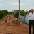 Prefeito Moisés Avelino (esq) visita in loco as obras de pavimentação no setor Vila Regina