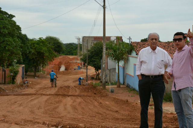 Prefeito Moisés Avelino (esq) visita in loco as obras de pavimentação no setor Vila Regina