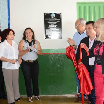 Descerramento da faixa de inauguração da reforma da escola Municipal Irmã Julita