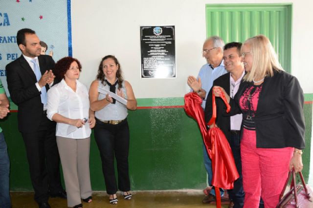 Descerramento da faixa de inauguração da reforma da escola Municipal Irmã Julita