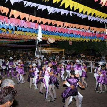 Quadrilheiros em exibição durante Arraiá realizado em 2013