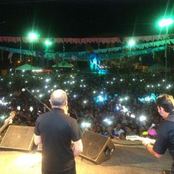Cantor Amado Batista encanta milhares durante a festa