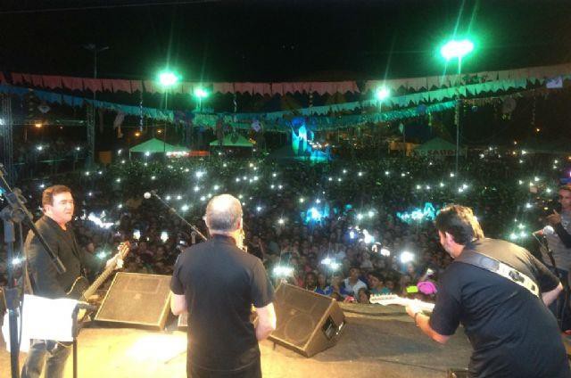 Cantor Amado Batista encanta milhares durante a festa