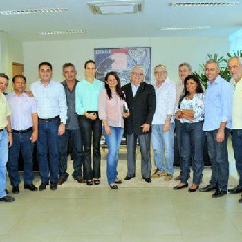 Prefeitos posam ao lado do presidente do TCE/TO, conselheiro Manoel Pires