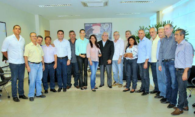Prefeitos posam ao lado do presidente do TCE/TO, conselheiro Manoel Pires