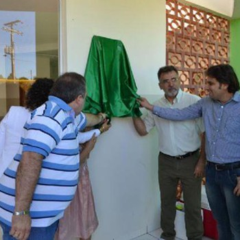 Prefeito José Santana e demais autoridades descerram a placa de inauguração