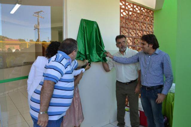 Prefeito José Santana e demais autoridades descerram a placa de inauguração